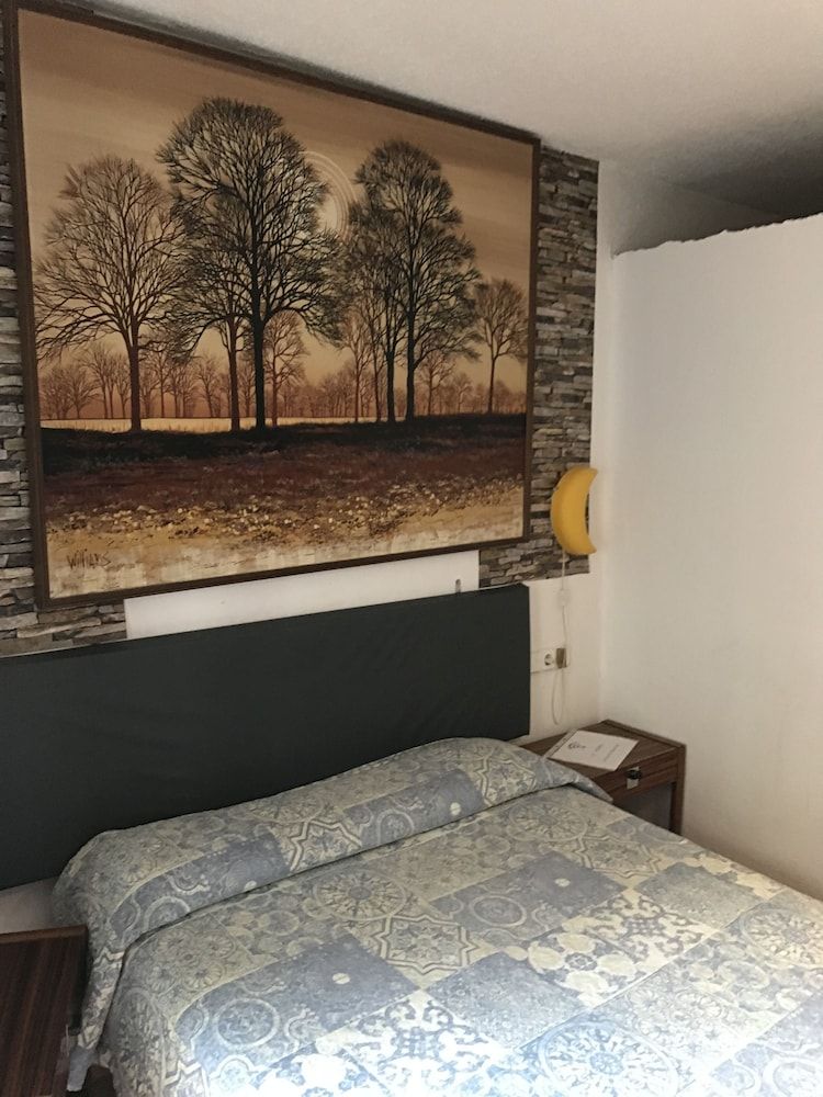 undefined Hostal Becerrea 8