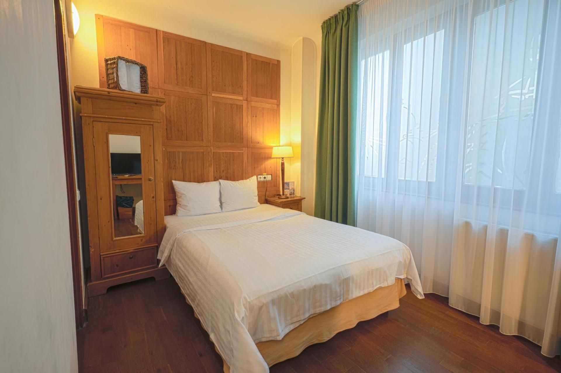 undefined Rembrandt Hotel 7