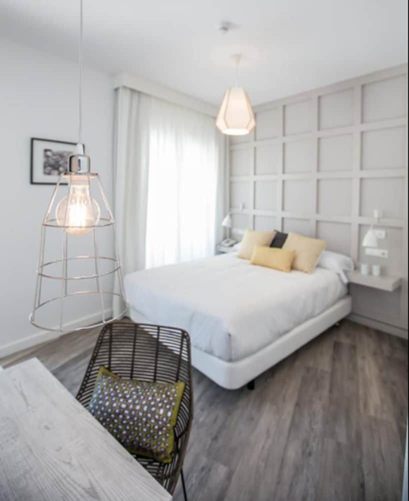 Standard Double Room (1 double bed or 2 single beds)