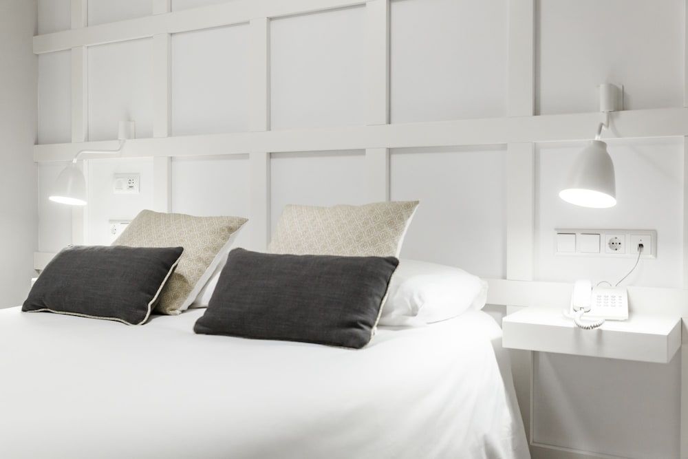 Standard Double Room (1 double bed or 2 single beds)
