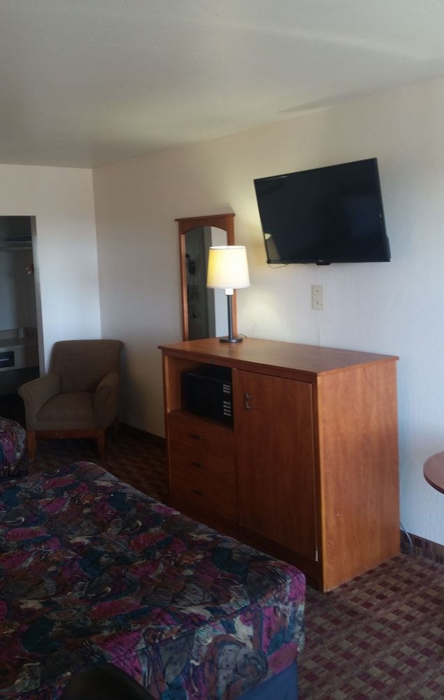 Extend-a-Suites Phoenix Standard Room, 1 King Bed 3