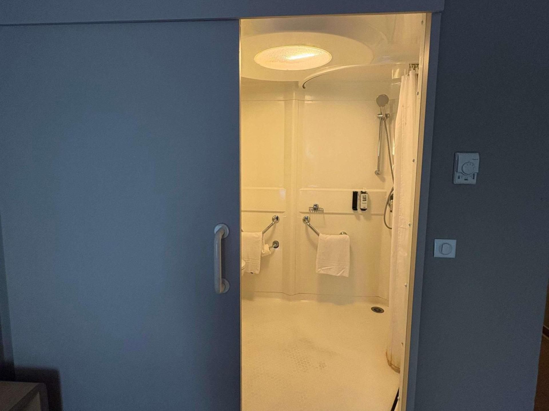 Standard Room with 1 double bed - adapted for wheelchair