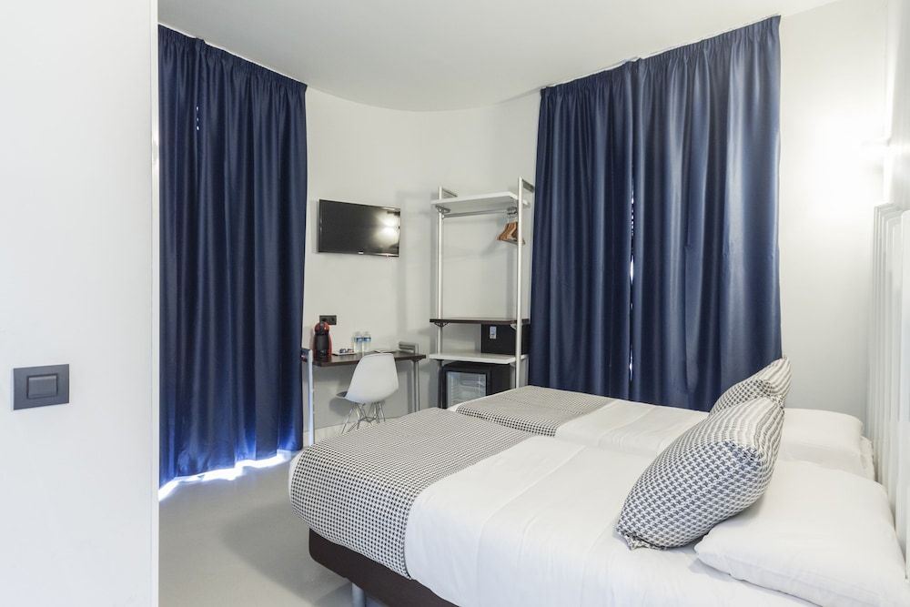 Hostal El Carmen Double Room, 2 Twin Beds 8