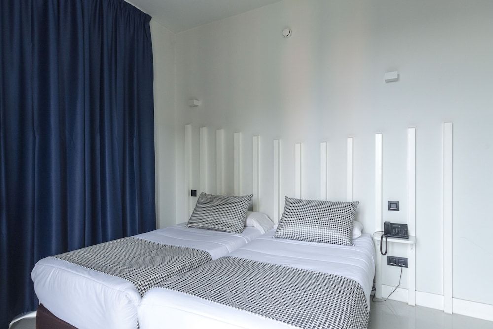 Hostal El Carmen Double Room, 2 Twin Beds 5