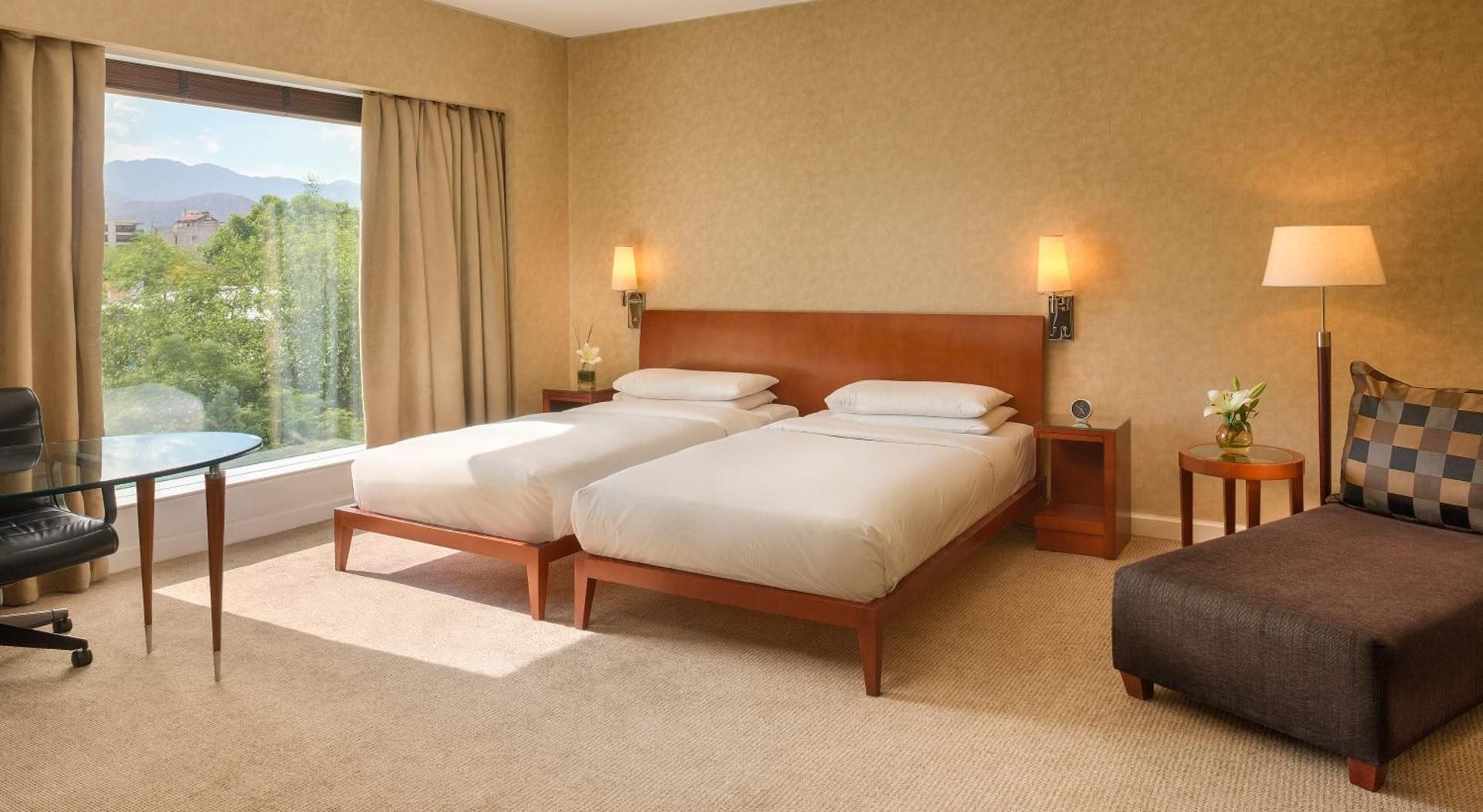 2 Twin Beds With City View