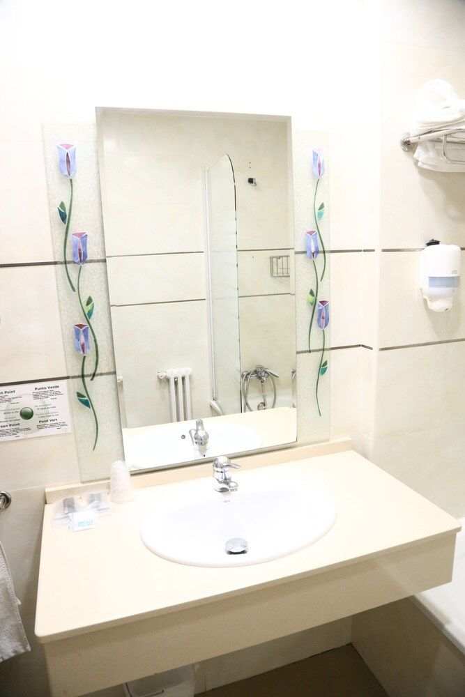 Hostal Real Quadruple Room 3