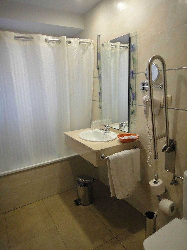 Hostal Real Quadruple Room 4