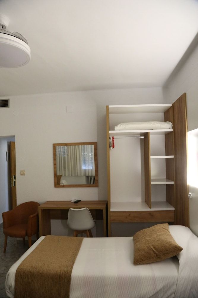 Hostal Real Single Room 4
