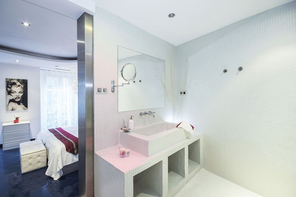 Alaia Holidays Apartments & Suite Caballero de Gracia Deluxe Apartment, Jetted Tub (Marilyn Monroe) 7