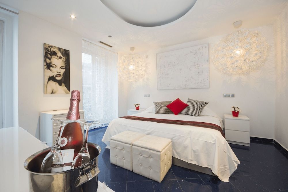 Alaia Holidays Apartments & Suite Caballero de Gracia Deluxe Apartment, Jetted Tub (Marilyn Monroe)