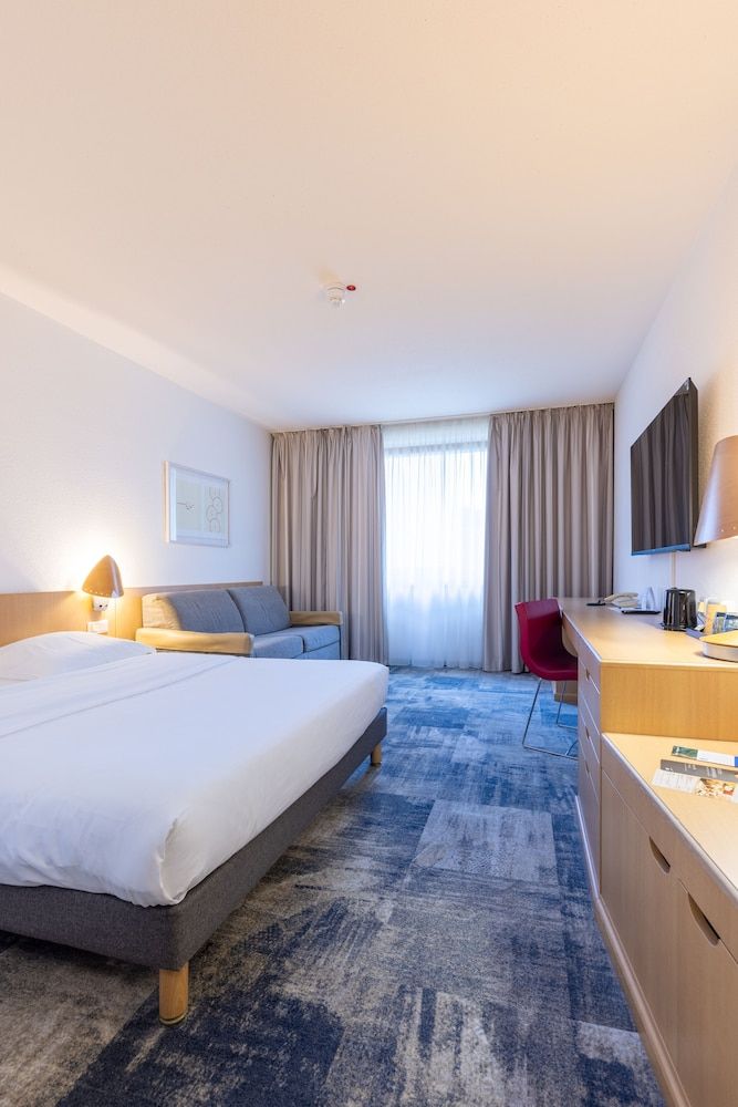 Novotel Düsseldorf City West Standard Room, 1 Queen Bed with Sofa bed 3