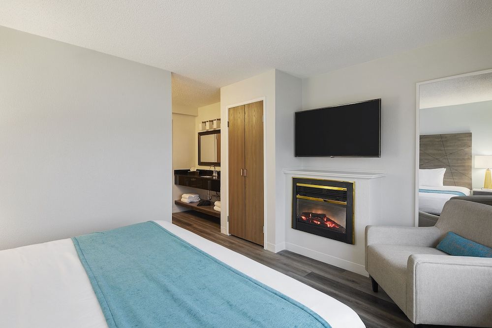 King Bed, Fireplace, Sitting Room with Sofa Bed
