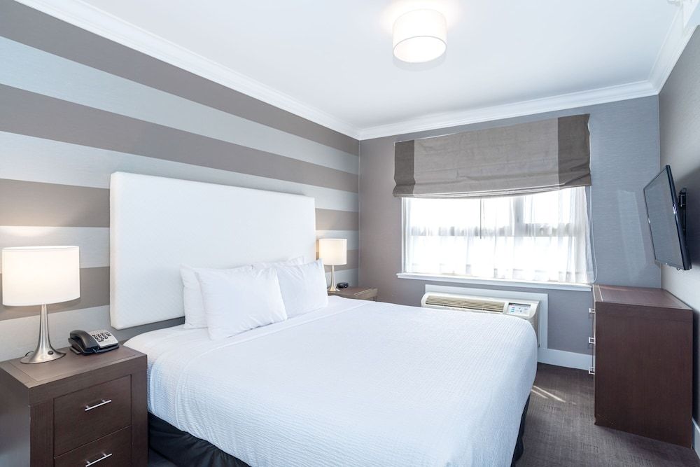 Sandman Hotel Edmonton West Suite, 1 King Bed with Sofa bed, Balcony, Tower (Kitchen, W/D) 3