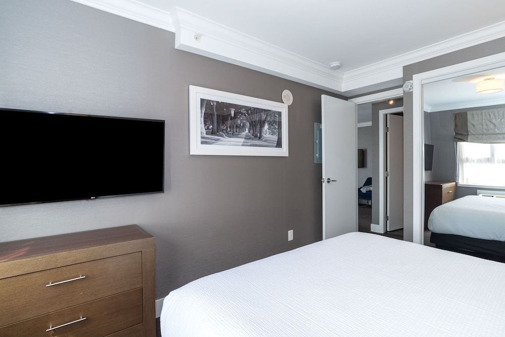 Sandman Hotel Edmonton West Suite, 1 King Bed with Sofa bed, Balcony, Tower (Kitchen, W/D) 2