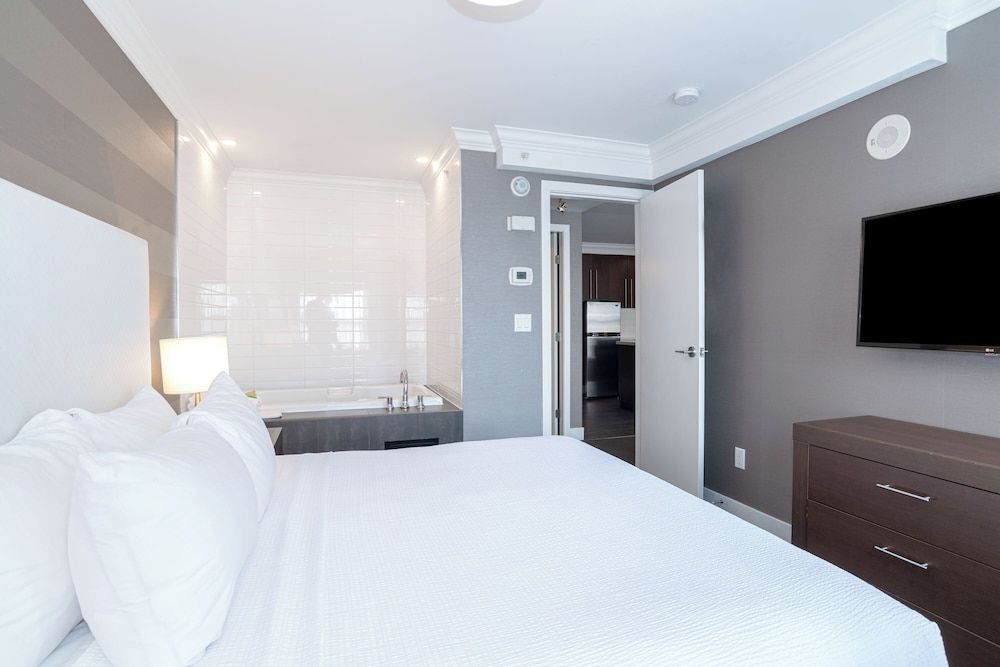 Sandman Hotel Edmonton West Grand Jacuzzi Suite, 1 King Bed, Sofa Bed, Kitchen, W/D, Balcony, View