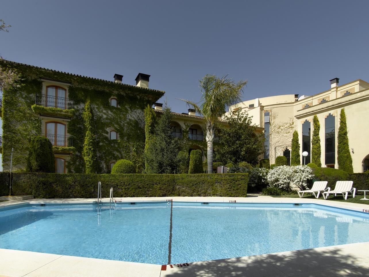 swimming pool [outdoor]