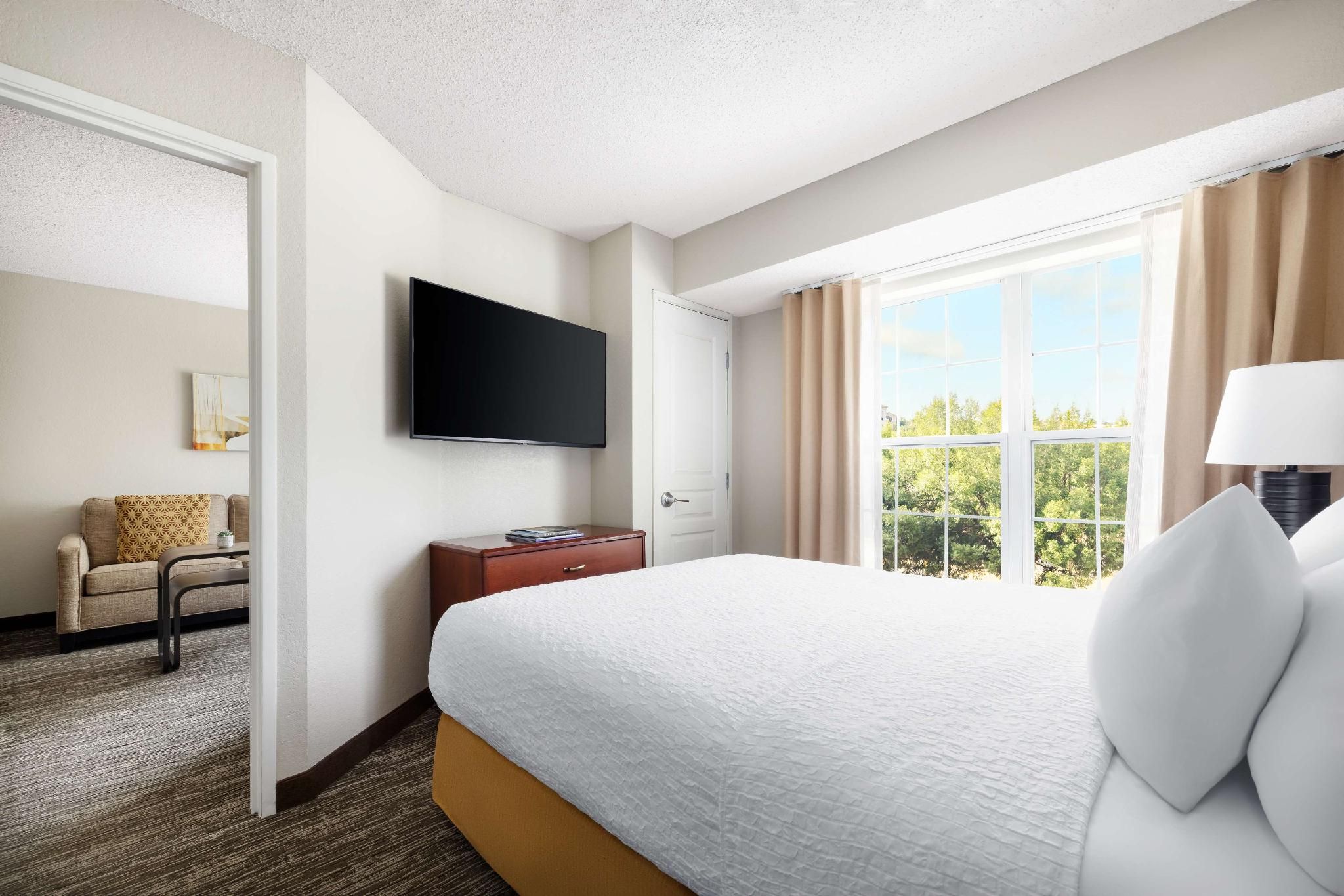 1 QUEEN BED 1 BEDROOM SUITE NONSMOKING