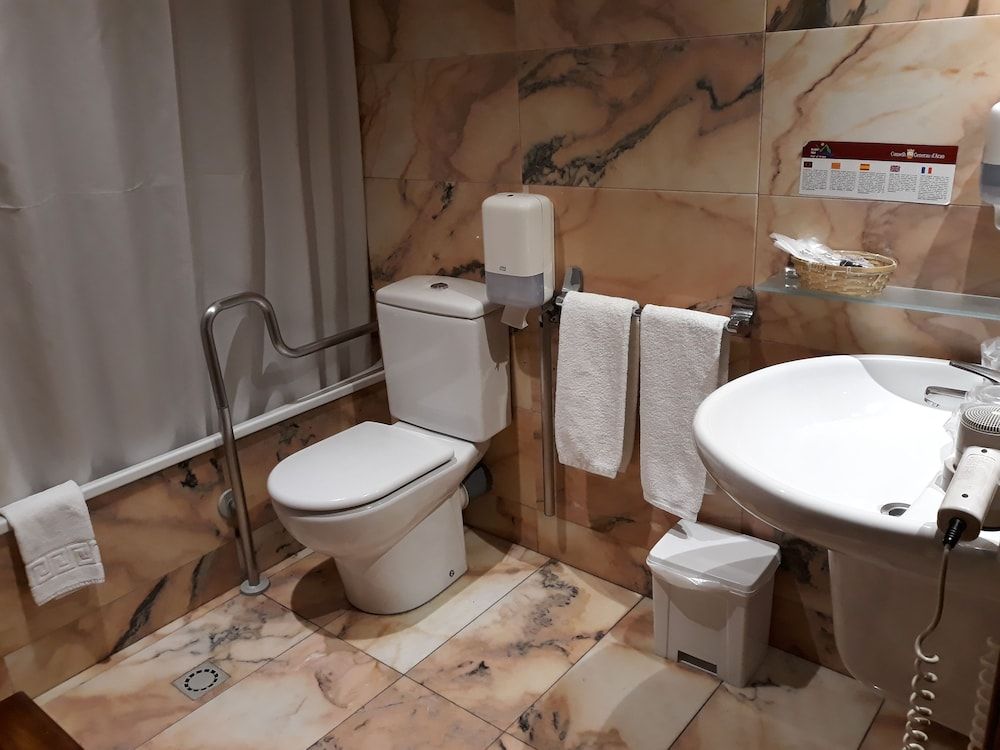 Hotel Eth Pomer Quadruple Room, Accessible 10