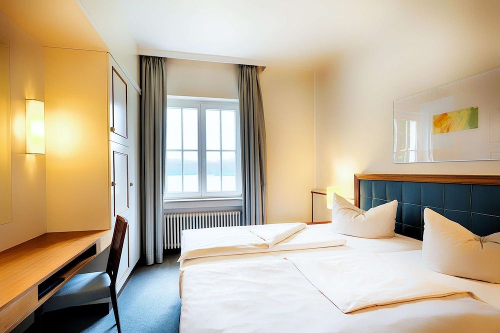 Suite, Lake View