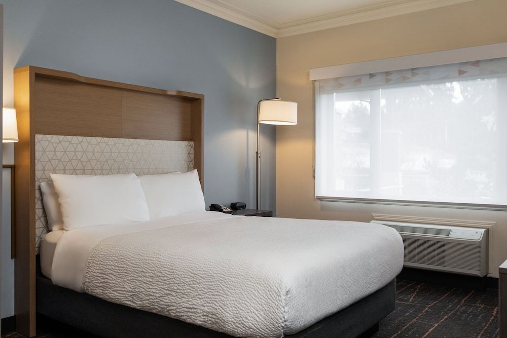 Standard Room, 1 Queen Bed