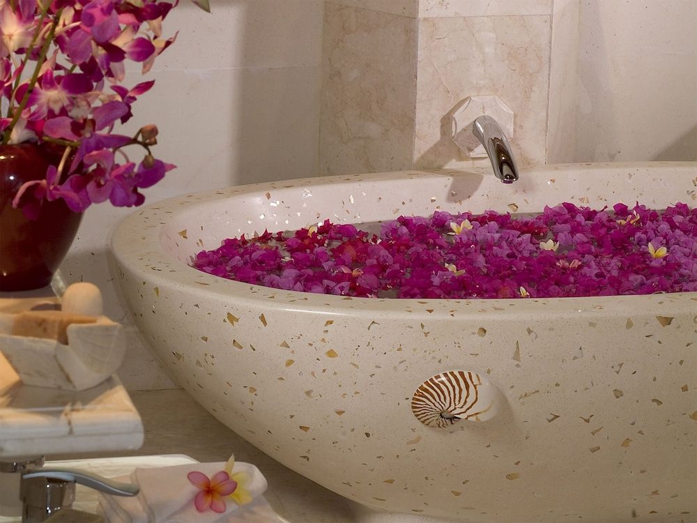 Deep Soaking Bathtub