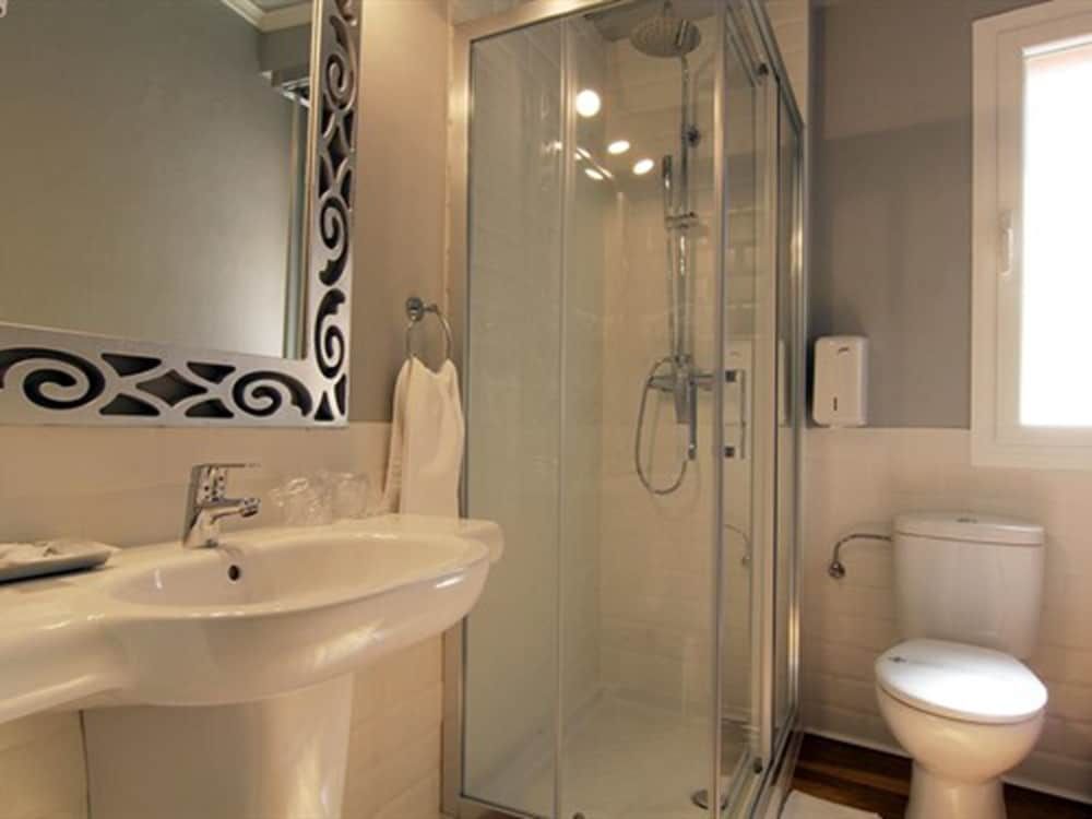 Hostal los Castañuelos Superior Twin Room, Ensuite, City View 4