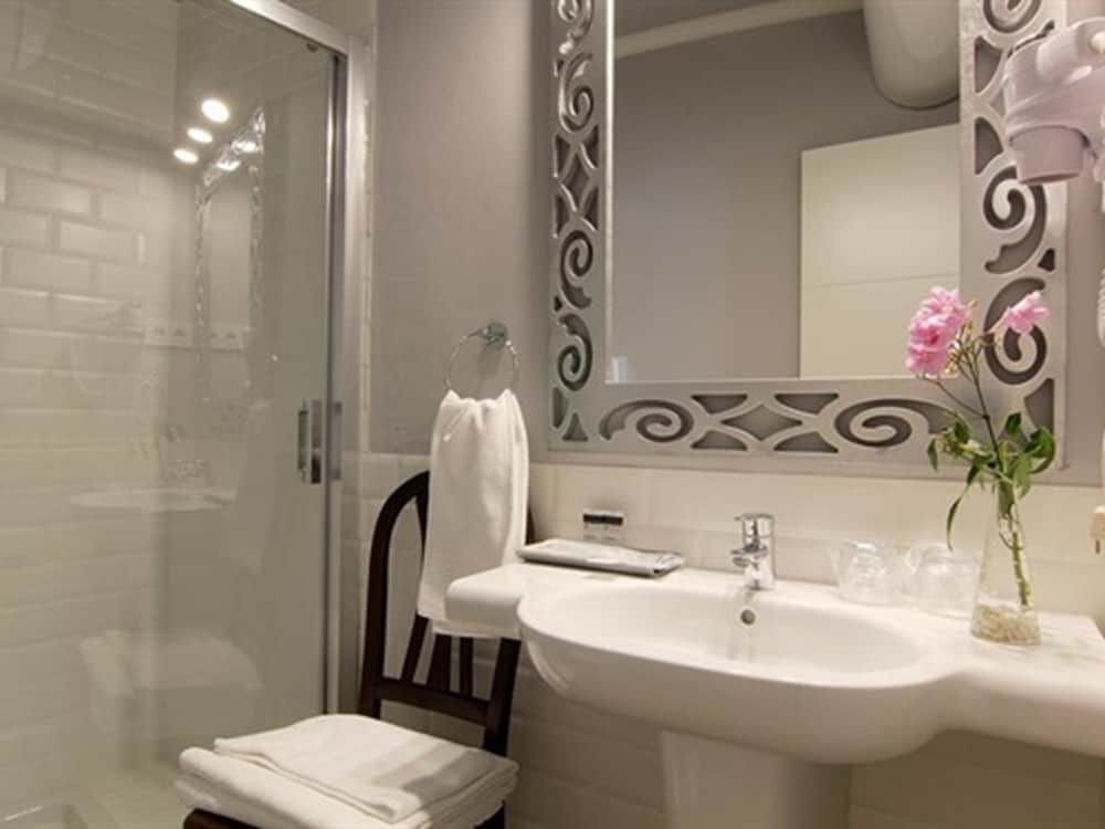 Hostal los Castañuelos Superior Twin Room, Ensuite, City View 2