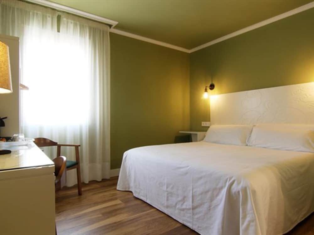 Hostal los Castañuelos Superior Double Room, Ensuite, City View 5