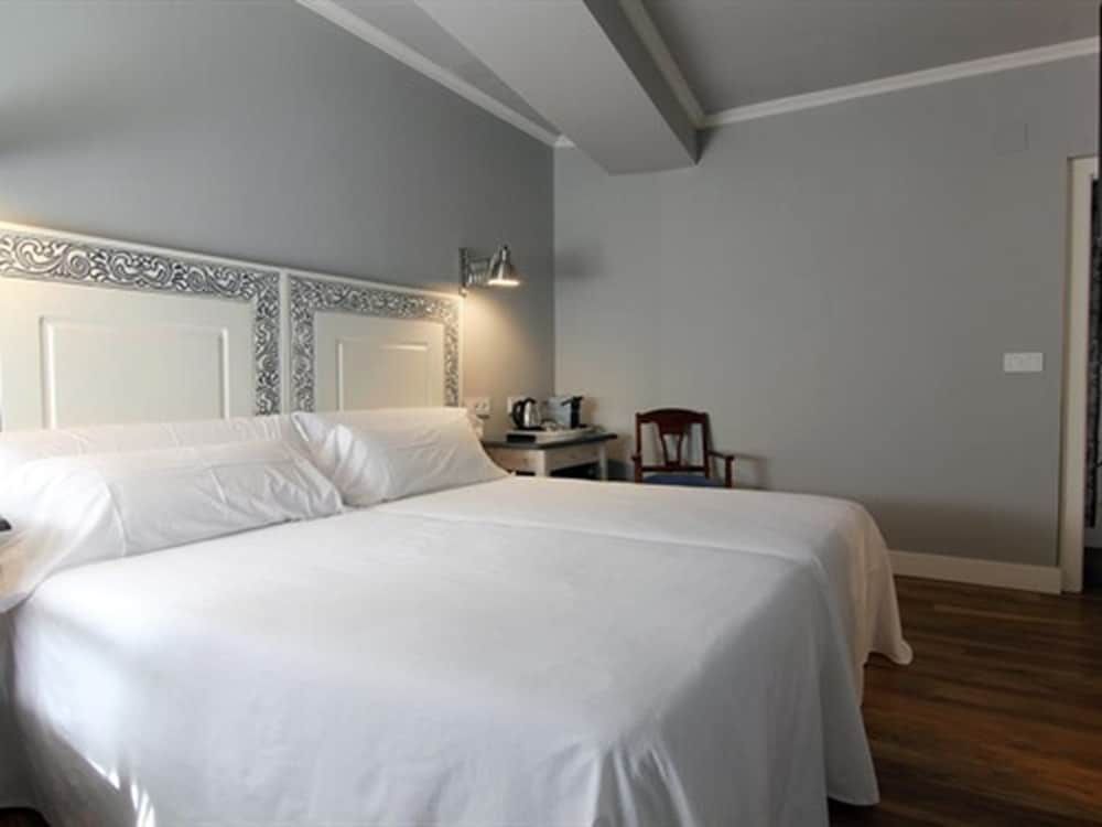 Hostal los Castañuelos Superior Twin Room, Ensuite, City View
