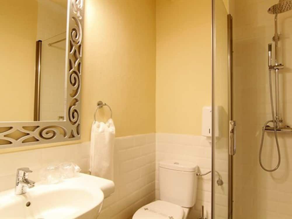 Hostal los Castañuelos Superior Double Room, Ensuite, City View 8