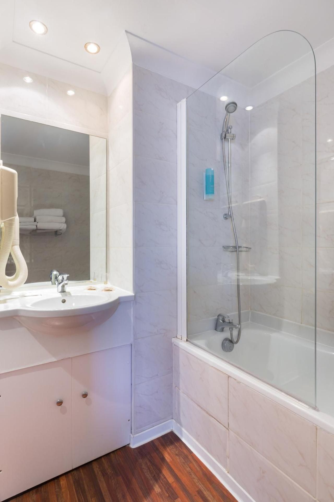 1 Queen Bed, Nonsmoking, Classic Room, Balcony