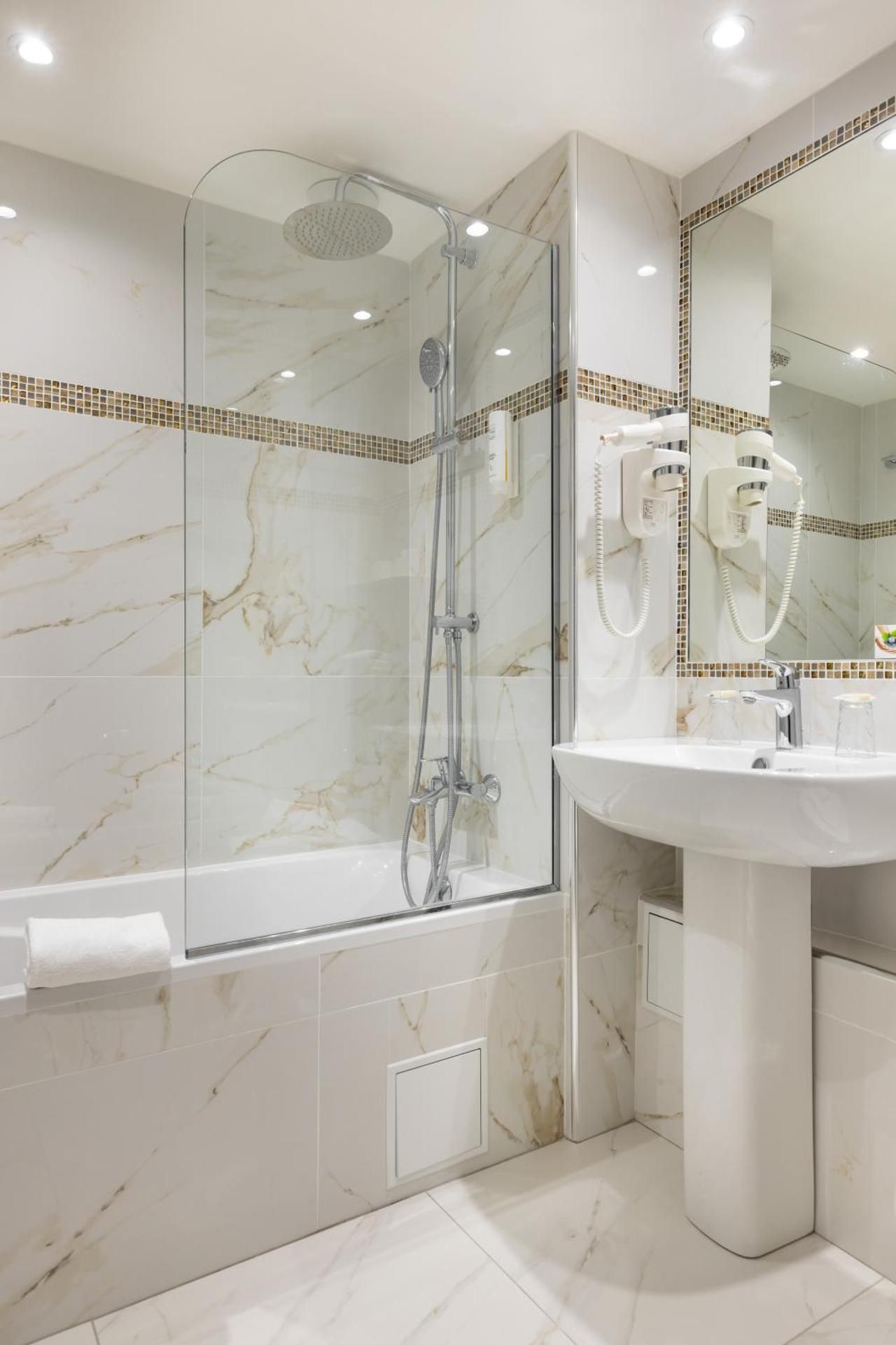 1 King 1 Single, Nonsmoking, Deluxe Room