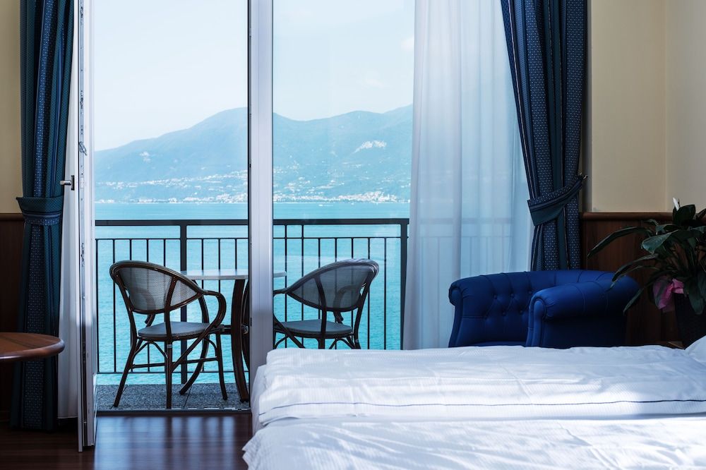 Deluxe Double Room, Lake View (2 pax)
