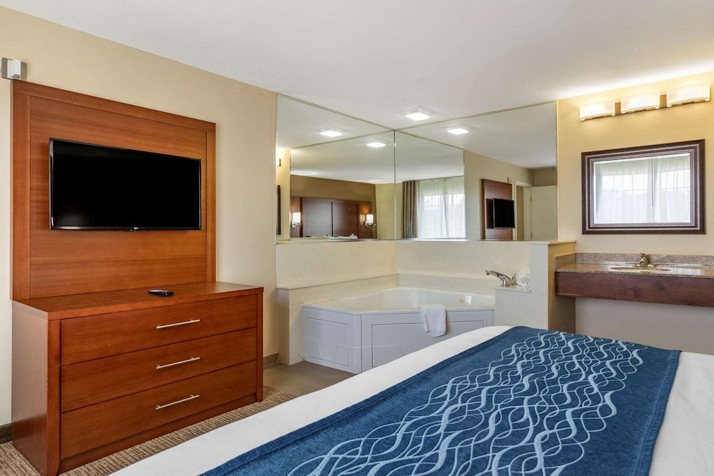 Suite, 1 King Bed, Non Smoking (Top Floor)