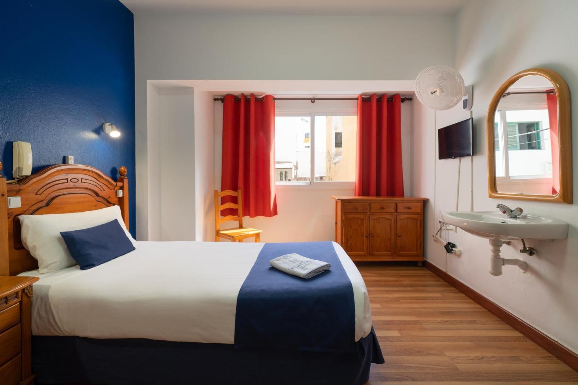 Single Room with Shared Bathroom