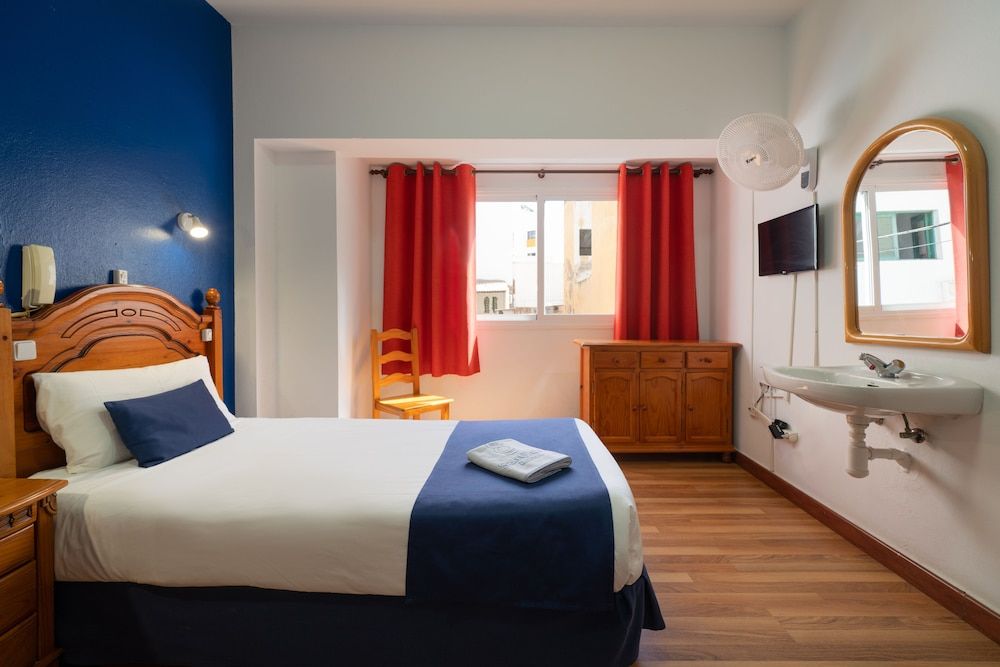 Single Room, Shared Bathroom