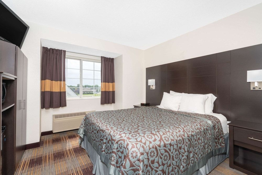 Standard Room, 1 Queen Bed