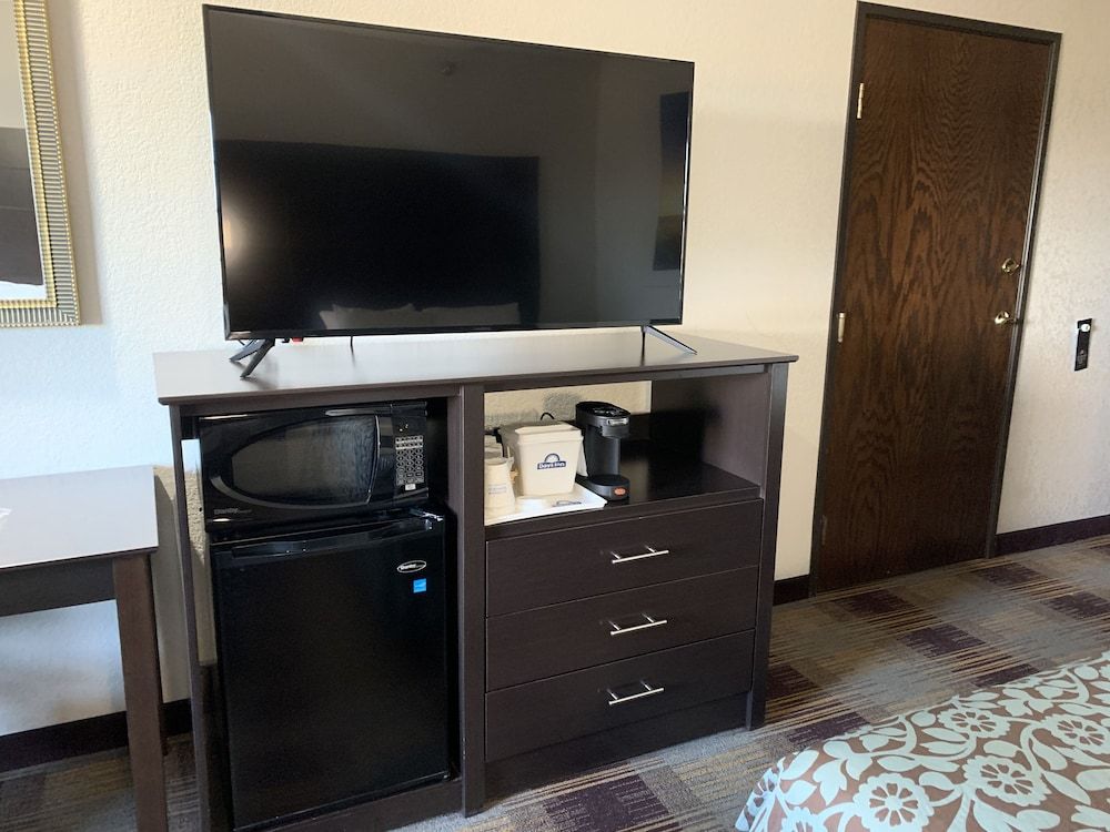 Suite, 1 Queen Bed, Refrigerator