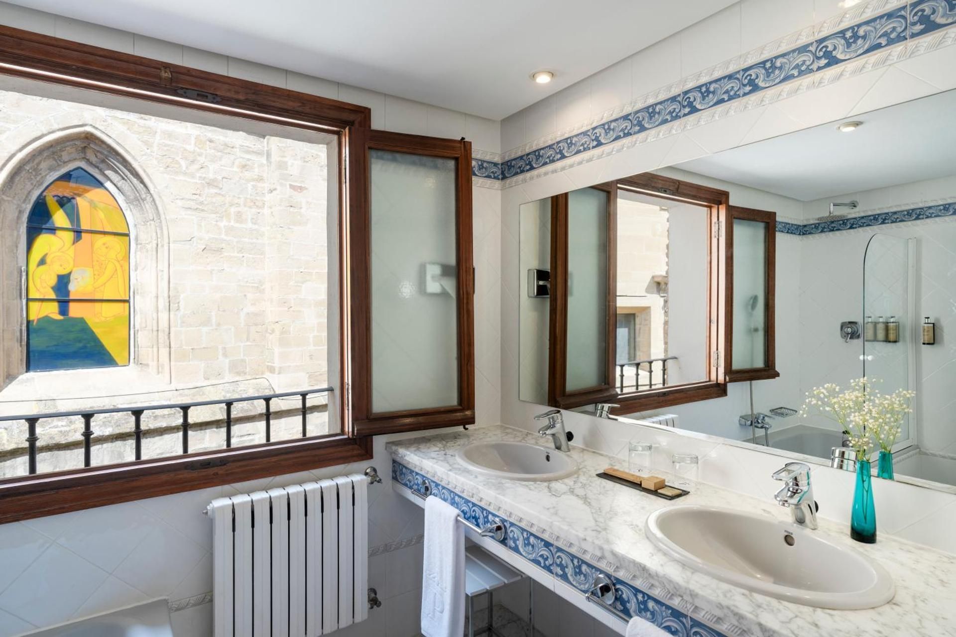 Parador de Santo Domingo de la Calzada Standard Twin Room (3 Adults) 2