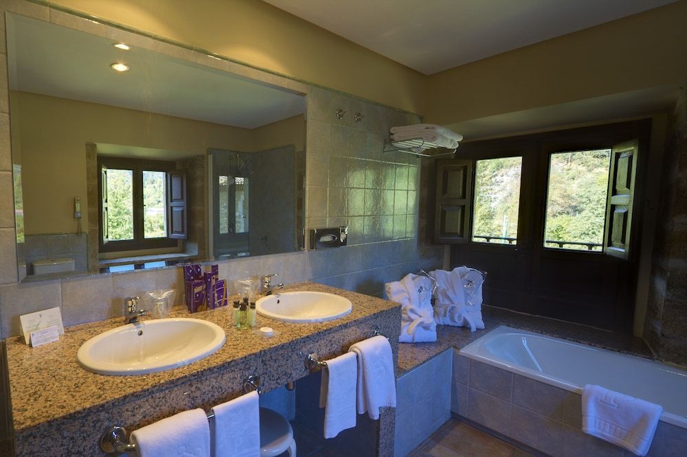 Parador De Cangas De Onis Standard Twin Room 4