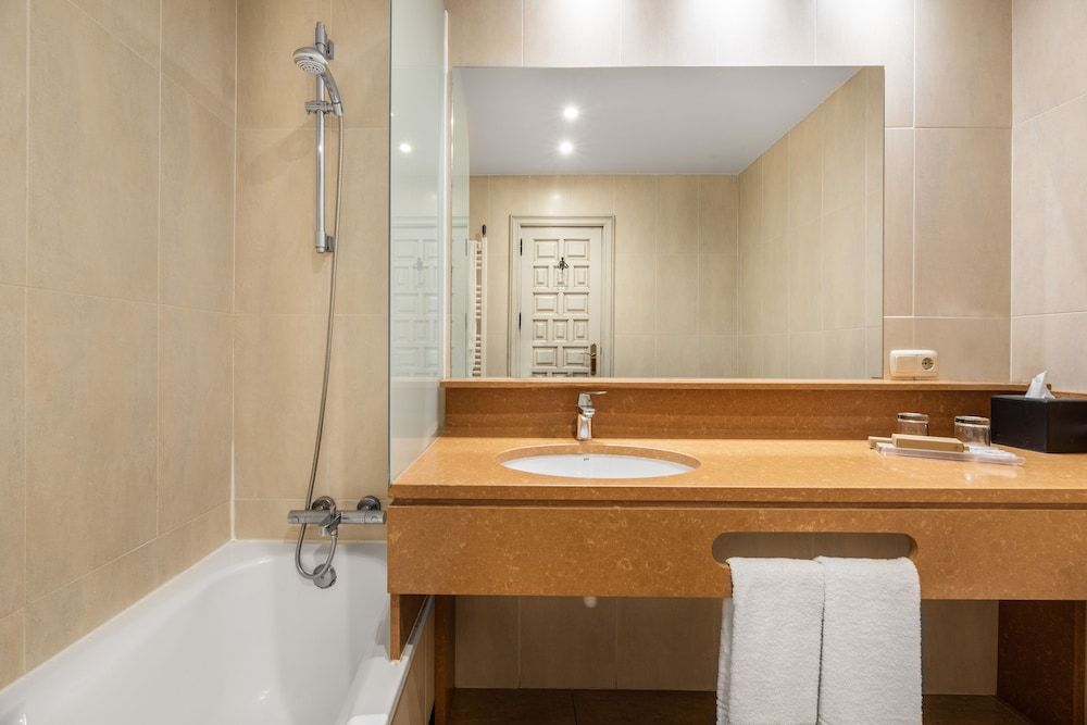 Crisol Mesón del Cid Family Suite, Multiple Beds 5