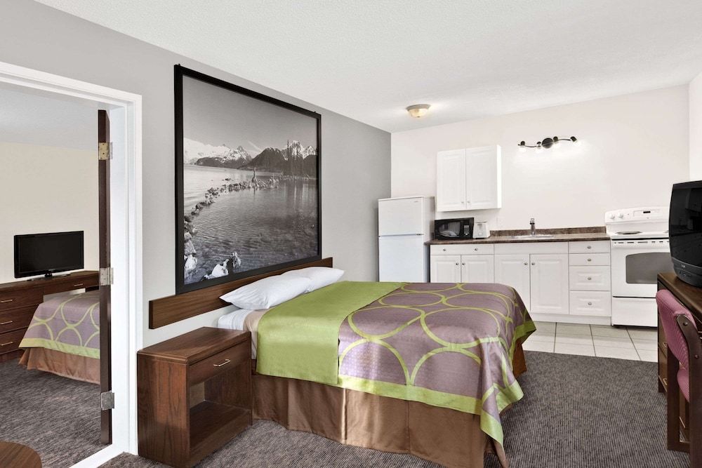 undefined Super 8 by Wyndham Kamloops East 4