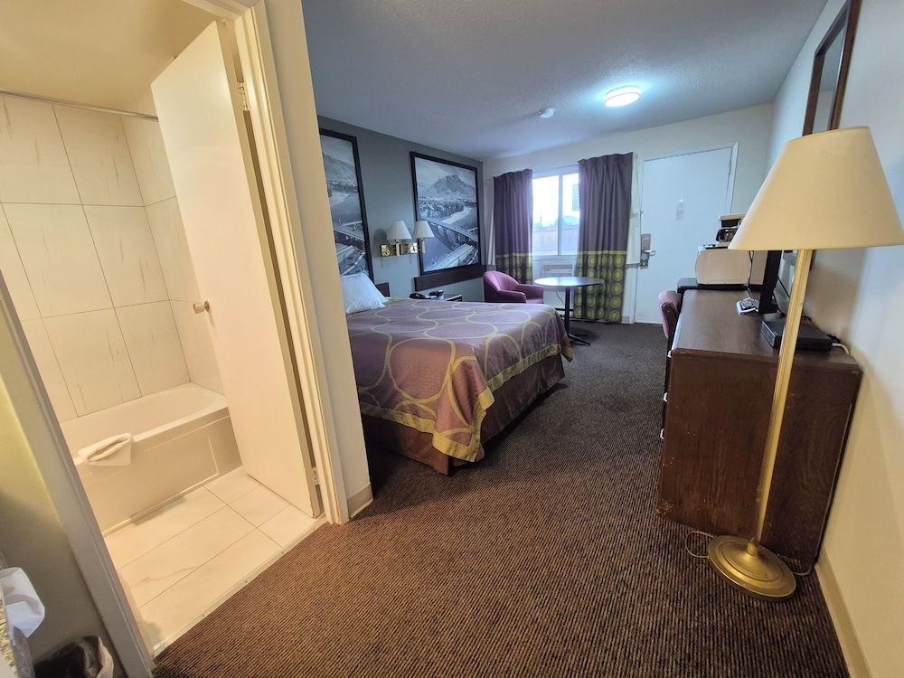 undefined Super 8 by Wyndham Kamloops East 3