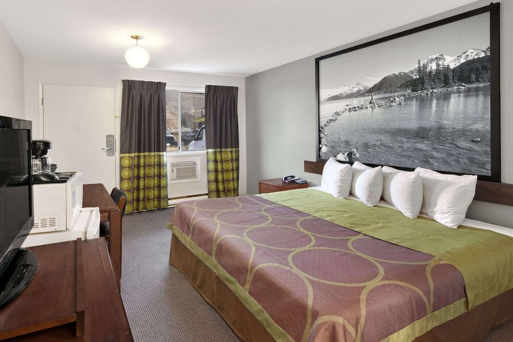 undefined Super 8 by Wyndham Kamloops East