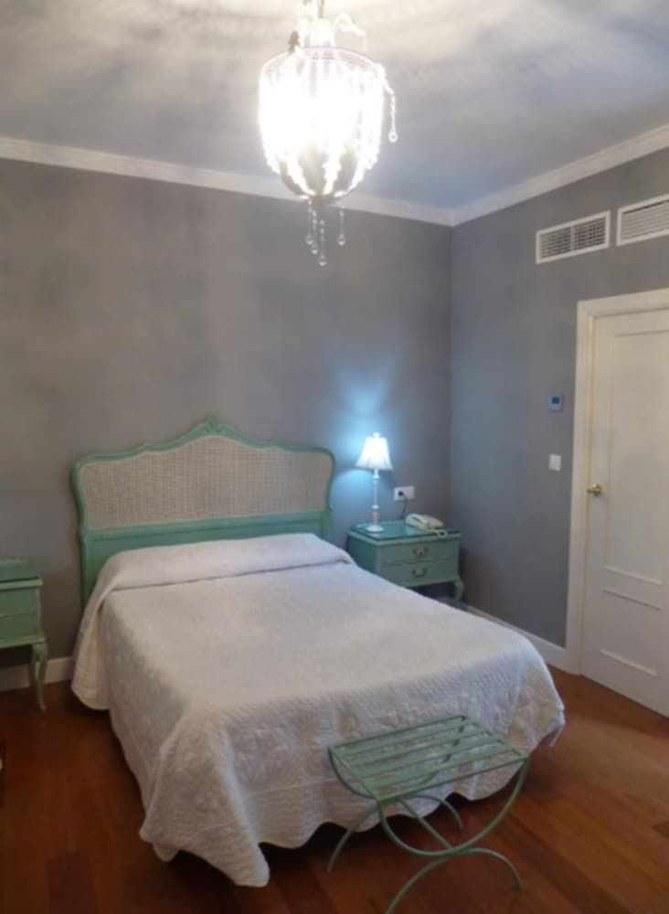 Le Petit Paris Standard Double Room 4