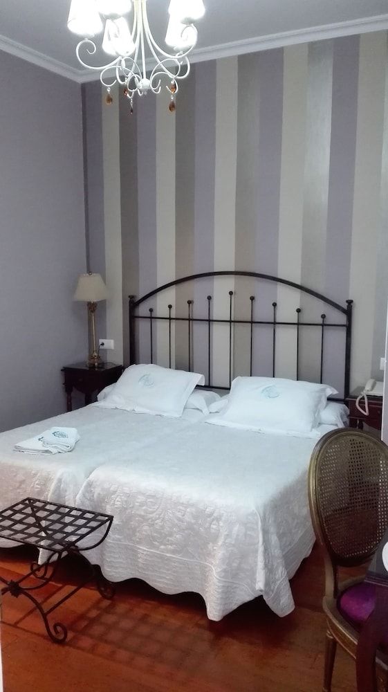 Le Petit Paris Standard Double Room 3