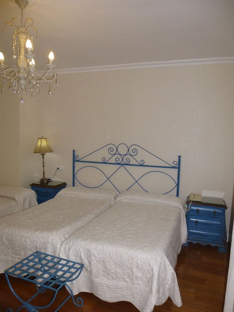 undefined Le Petit Paris 10