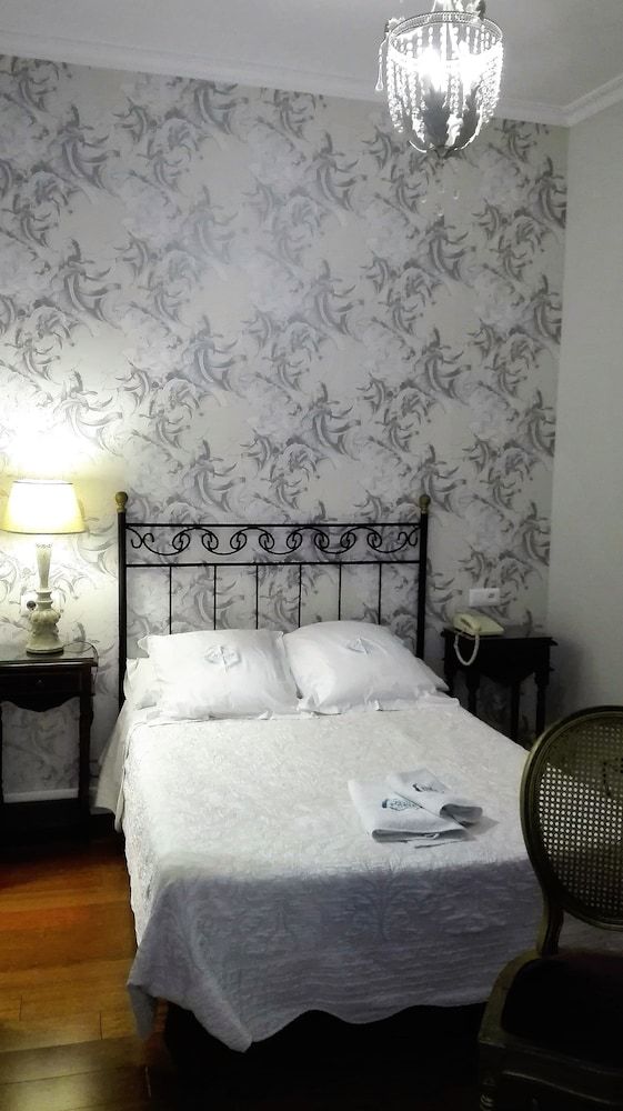 Le Petit Paris Standard Double Room 2