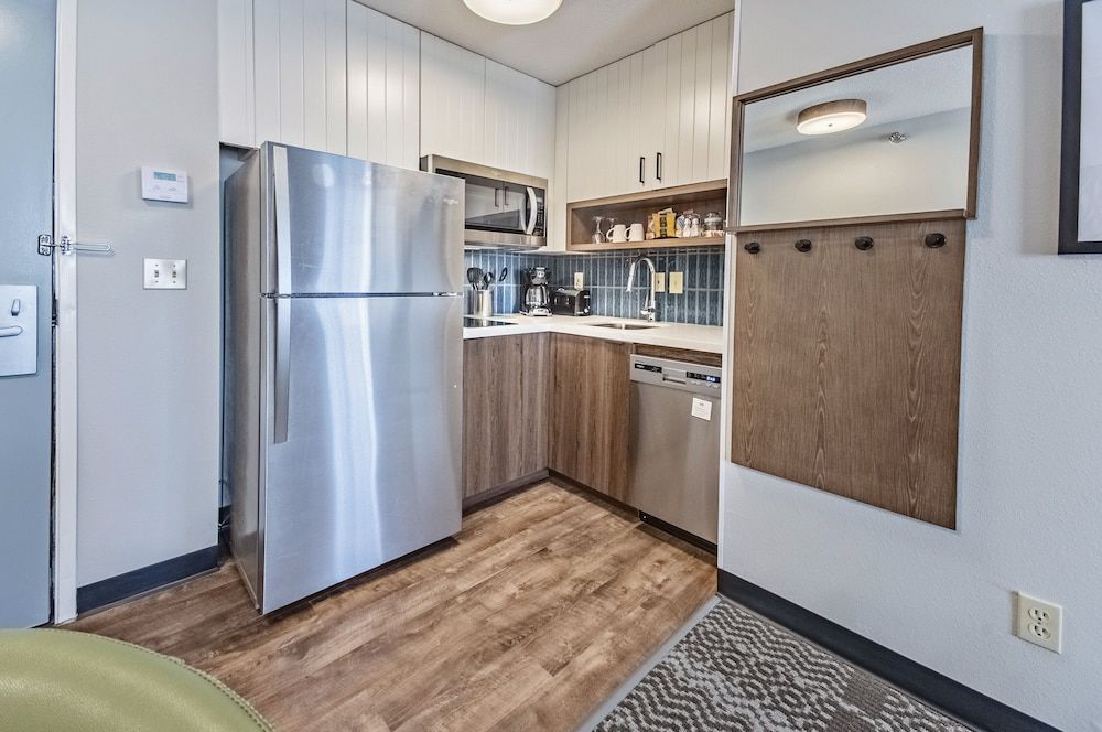 Studio Suite, 1 King Bed, Kitchen