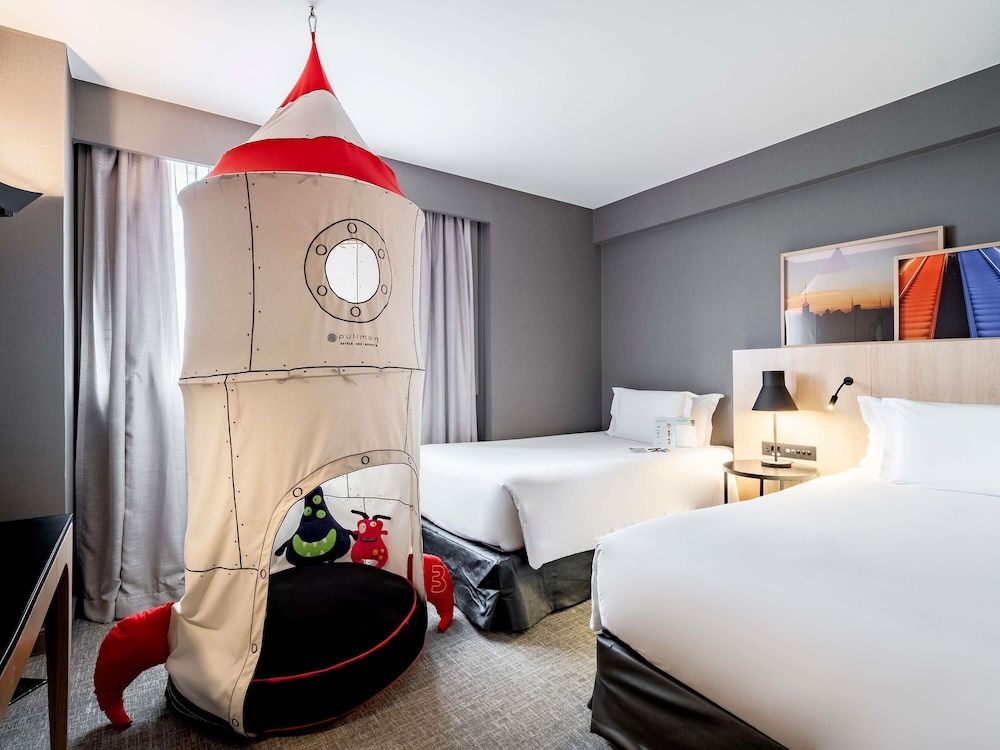 Family Room, 1 King Bed & 1 Single Bed, Bathtub